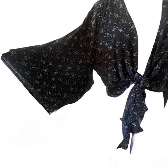 NWT Olivaceous Women’s long sleeve black floral tie shawl crop top, Small NEW - Picture 2 of 4